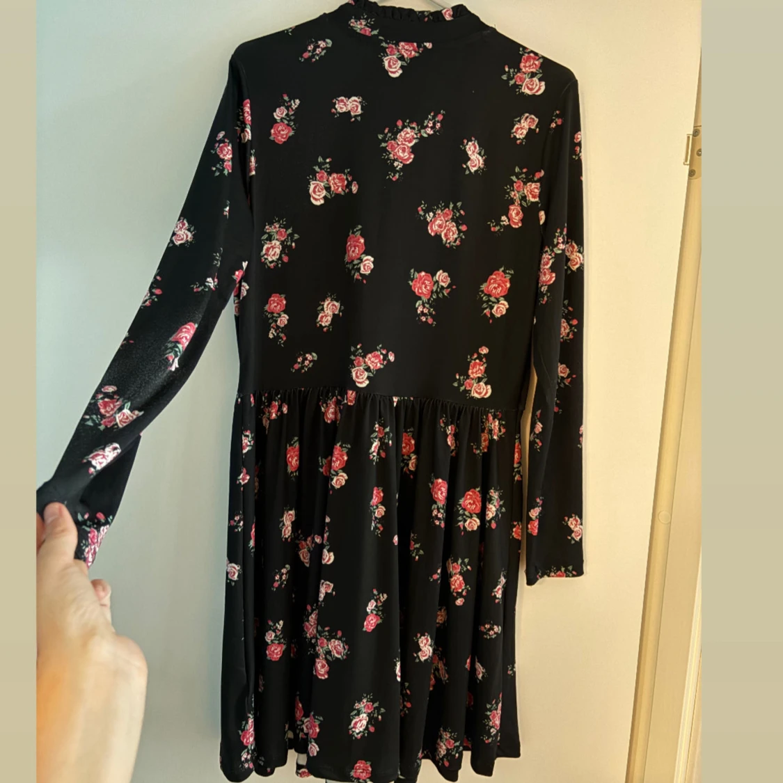 Svart blommig klänning från Rainbow - 2