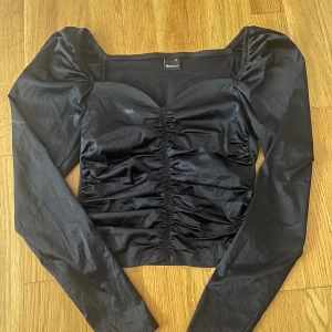 Svart festtröja  - Storlek XS Formar kroppen fint.  Kan mötas upp i Stockholm. Bara att höra av er om ni har några frågor <3