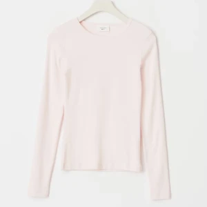 Ljusrosa tajt långärmad tröja  - Supersöt ljusrosa långärmad tröja från gina tricot i mjuk bomull. Enkel och clean design med rund halsringning och normal passform. Perfekt att styla med jeans eller kjol för en chill look. Helt oanvänd och prislappen kvar. Storlek xs