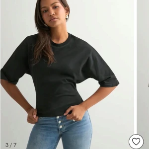 Svart topp med öppen rygg och rosett - Säljer min jättefina oanvända topp, stl S 🥰lapp å allt kvar