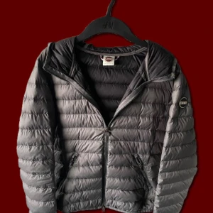 Colmar Jacka - Sjukt snygg Colmarjacka i storlek S (44). Skick 9/10. Pris kan diskuteras. Tveka inte på att höra av er vid ytterligare frågor:)