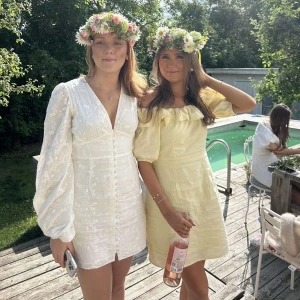 Gul offshoulder klänning med volang - Superfin ljusgul kortklänning med offshoulder och volangdetalj upptill. Klänningen har puffiga korta ärmar. Första två bilderna är mina egna💛
