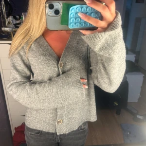 Grå stickad kofta  - Fin kofta från lager 157 som inte kommer till användning tyvärr💕