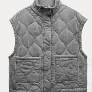 Grå quiltad väst från Zara - Quiltad grå väst från Zara med hög krage och två stora fickor framtill. Västen har ett unikt mönster i tyget och stängs med både dragkedja och tryckknappar. Perfekt för lager-på-lager och chill stil. Helt ny utan prislapp på. 
