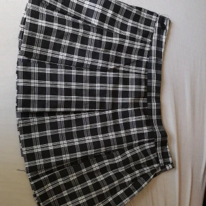 Kort kjol - Kort kjol som är använd flertal gånger men defekter är minimala, endast några få trådar som sticker ut vilket man lätt kan klippa av. Säljs då den är för liten. 