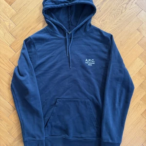 APC hoodie - Säljer en as fet APC hoodie. 9/10 skick och är i storlek S men passar även M. Nypris är ca 2999! Killen på bilden är ca 184 cm lång. Skriv om du har fler frågor!