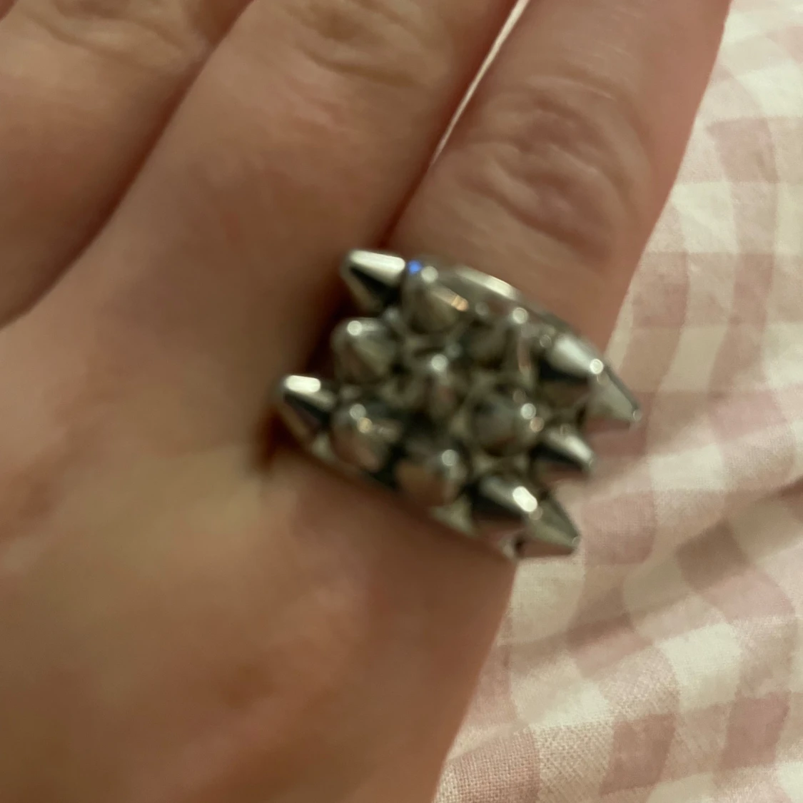 Silvrig ring med nitar💘 - 1