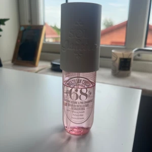 Sol de Janeiro Cheirosa 68 Parfymmist - Säljer denna parfym från Sol de Janeiro i doften Cheirosa. Doften har inslag av brasiliansk jasmin och pink dragonfruit. Ni ser på bilden hur mycket jag har använt den och det är 90ml. 💕