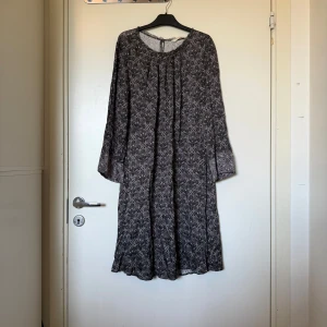 Mönstrad grå klänning Odd Molly - Superskön grå klänning med unikt mönster i svart och ljusrosa. Långärmad modell med lös passform och rund halsringning. Perfekt för dig som gillar bohemisk och avslappnad stil. Från märket Odd Molly i storlek 4 som ungefär motsvarar en storlek L/XL. Mycket fint skick, jag hittar inga synlig anmärkningar eller defekter. 
