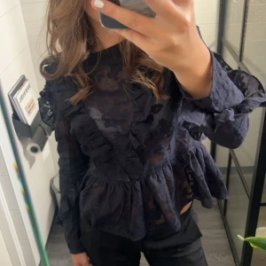 Blus - Super fin blus med blommor och volanger på!!!!😍😍