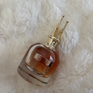 Scandal parfym från Jean Paul Gaultier - Scandal parfym med ikonisk flaska i glas och guldig kork formad som ben. Doften är varm och söt, perfekt för dig som gillar statement-parfymer. Den är lite använd. Har tyvärr inte ordinarie förpackningen kvar. Ordinarie pris är runt 1400-1700 kronor. 80ml 