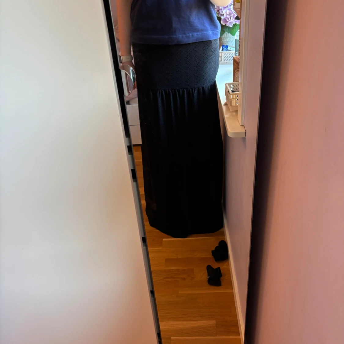 Svart långkjol med broderad detalj