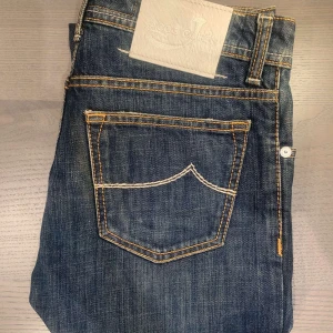 Jacob Cohën 620  - Tjena! Nu säljes ett par riktigt fina Jacob cohen jeans i storlek 29! Passformen är slim och de sitter normalt i storleken! De är i fantastiskt skick och priset kan diskuteras! Hör av dig vid frågor eller funderingar:)!