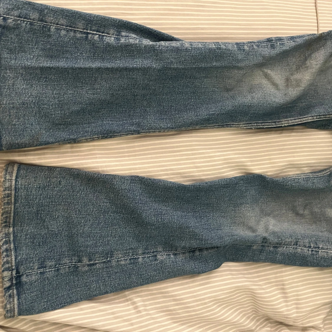 Blå bootcut jeans med ljus tvätt - 2