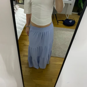 Ljusblå långkjol från lager 157 - Den är helt oanvänd. Nypris 200 kr.