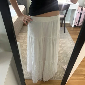Vit långkjol  - Superfin vit långkjol från stradivarius! Storlek xs❤️
