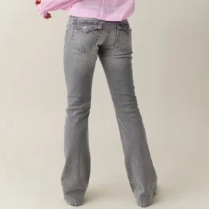 Grå bootcut jeans med fickdetaljer - Snygga grå jeans med bootcut passform och coola fickdetaljer bak. Jeansen har låg midja och är tillverkade i mjukt denimtyg. Perfekta för dig som gillar en avslappnad men trendig look. Säg till om ni vill ha bilder på dom IRL💕💕