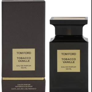 Tom Ford Tobacco Vanille 100ml - Tom Ford Tobacco Vanille Eau de Parfum 100 ml. Lyxig parfym i mörkbrun, fyrkantig glasflaska med guldig etikett och matchande kartong. Doften är varm och kryddig med inslag av tobak och vanilj, perfekt för dig som gillar exklusiva och unika dofter.