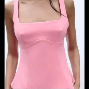 Zara topp - Topp från Zara med rosett där bak, helt ny med prislapp kvar. Storlek Xs, den har en dragkedja på sidan 
