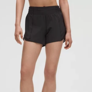 Lululemon Highrise Hotty Hot Shorts 4” - Inga fel! Storlek: 2 Original pris: 58€ Kan ge ett pris :)