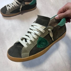 Gröna skor från Philipe model - Unika sneakers från Philippe Model – storlek 40–41 ✅ Skick: 9/10 ✅ Stil: Retro, trendig och bekväm  Mocka i olika gröna nyanser, vit snörning och naturfärgad sula. Sköna och lätta att kombinera med allt.  🟢 Perfekta för dig som vill ha både komfort och stil. 📩 Skriv i DM vid frågor eller intresse!