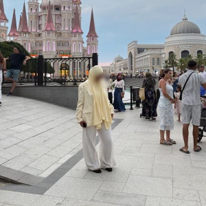 Kavaj  - Kavaj med knytdetalj på ryggen i färgen butter yellow använd 1 gång oversize 