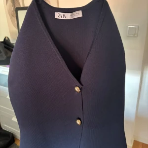 Zara topp  - Jätte fint elegant topp, andvände endast en gång på nyår, så den är som ny och har inga fel. Den är köpt för ungefär 300-350