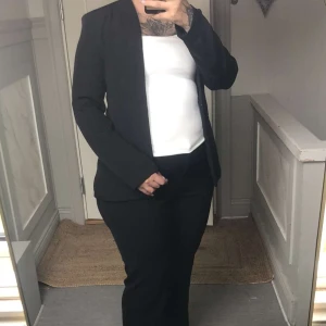 Kort svart kavaj - Kort svart kavaj, passar S-M 