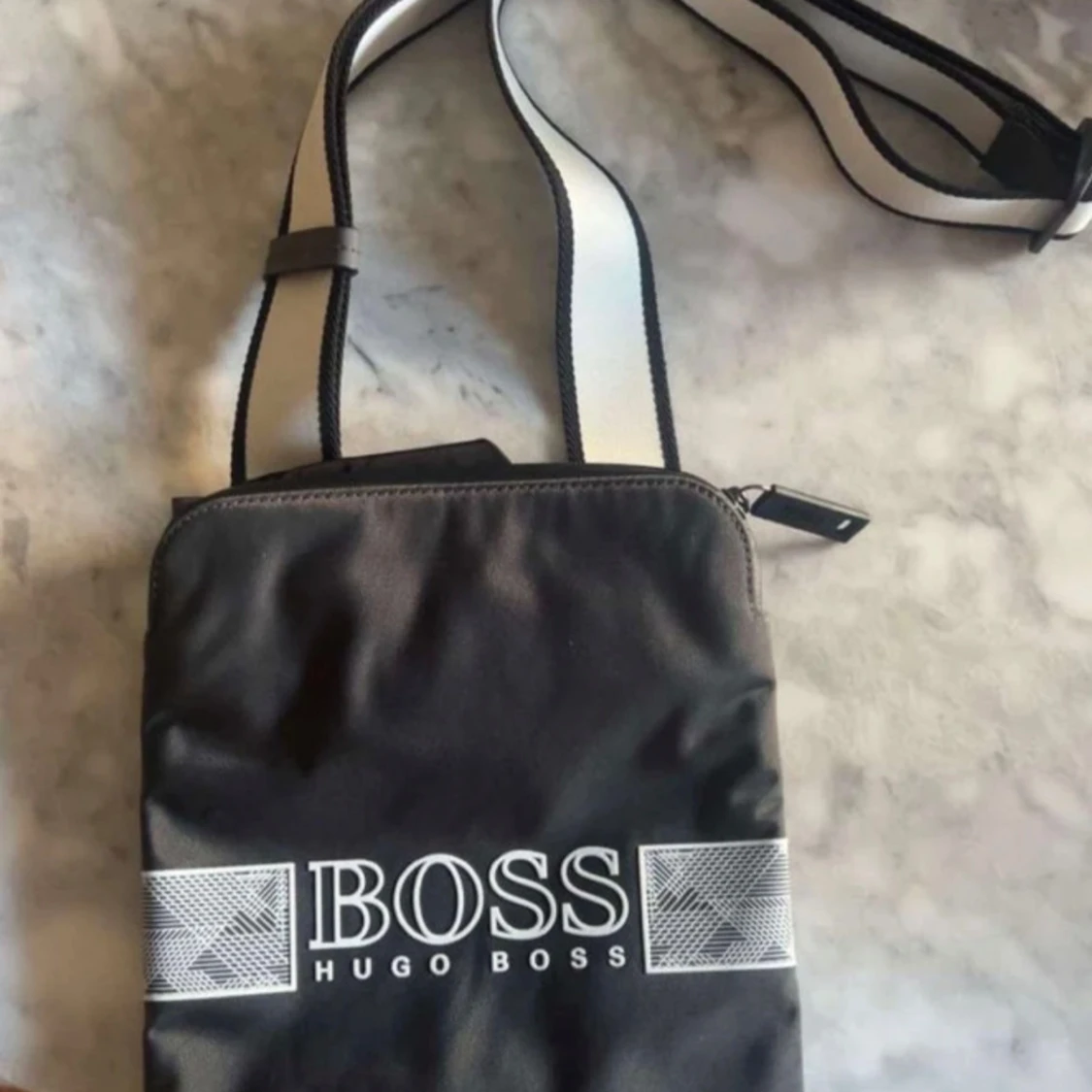 Svart axelväska från Hugo Boss