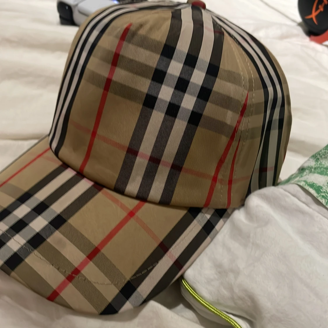 Rutig keps från Burberry i beige - 1