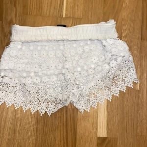 Jättefina spetsshorts - Söta somriga shorts med spets🐚💙använd några gånger i bra skick! Säljer då dom inte passar mig längre