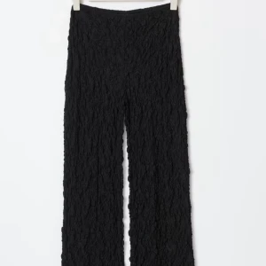 Svarta spetsbyxor från Gina Tricot XS - Supersnygga svarta byxor i spets från Gina Tricot. Helt oanvända med prislapp kvar.