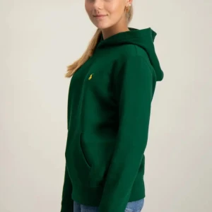 Grön hoodie från Ralph Lauren - Mörkgrön hoodie från Ralph Lauren med klassisk huva och känguruficka. Liten gul broderad logga på bröstet. Skön passform och mjukt material, perfekt till jeans eller joggers. Storlek L fast i barn storlek, passar 160-168💗