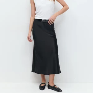 Svart långkjol i satin - Stilren svart långkjol i glansigt satinmaterial med lätt utställd passform. Kjolen är från Gina och har endast testats 🍓