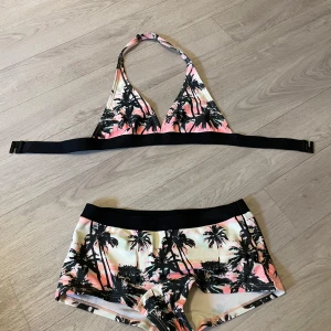 Palmmönstrad bikini från Lindex - En fin bikini från Lindex som jag köpte för 3-4 år sedan knappt använd! 