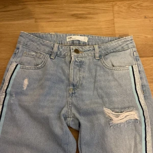 Lågmidjade jeans från Zara  - Super fina jeans men snygga detaljer. Storlek xxs 