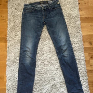 Replay Rockxanne jeans blå - Snygga blå Replay Rockxanne jeans med smal fit.