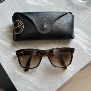 Solglasögon Rayban 4181 - As feta raybans i färgen havanna light Brown med lite leopardigt mäster, inga defekter och fodral ingår