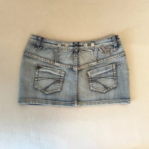 Lågmidjad jeanskjol vintage 2000s  - snygg ljusblå minikjol med coola detaljer
