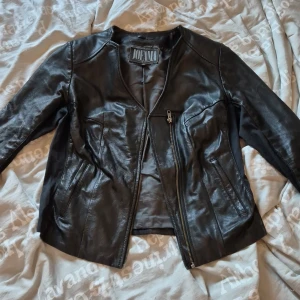 Äkta skinn/bikerjacka - En supercool skinnjacka/bikerjacka i äkta skinn från Jofama! Storlek 38, köpt på Second Hand och använd men I fint skick. Skulle mest säga att den är lite smått sliten och fickorna känns lite ofräscha. ❤️ Djur i hemmet! 80% Läder 
