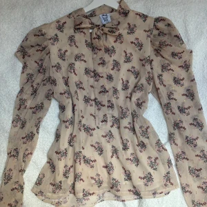 Fin blus - En blus i toppen skick! Har puffiga armar som är riktigt coolt