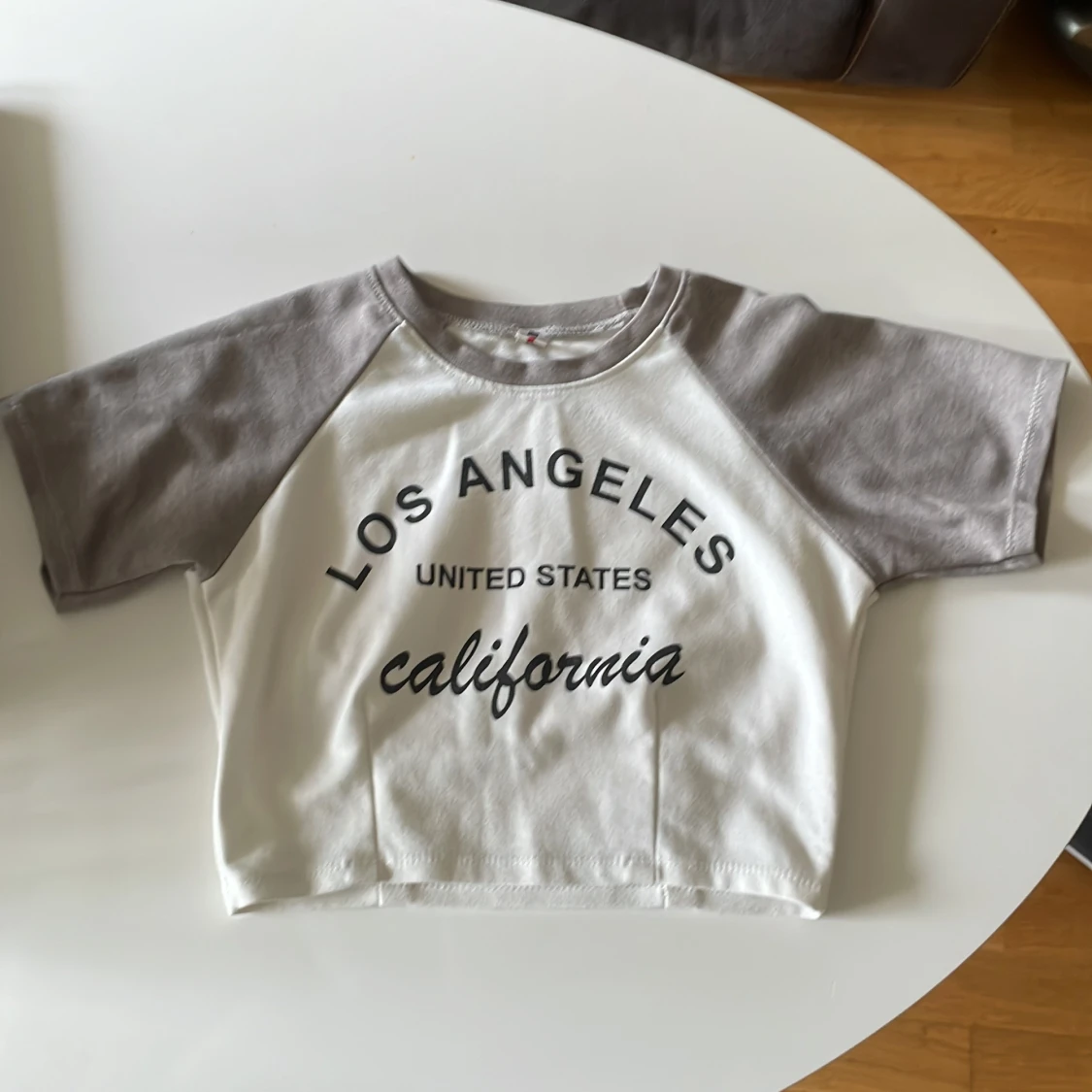 Vit och grå croppad t-shirt LA-print