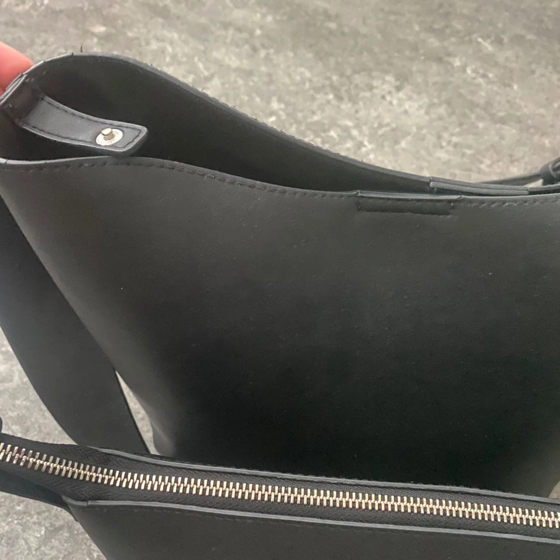 Svart axelväska i skinn med bred rem - 3