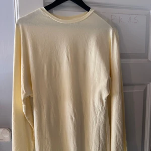 Klänning - Gul klänning ifrån Nelly, använt 1 gång. Super fin och skön. Skriv för fler bilder😊