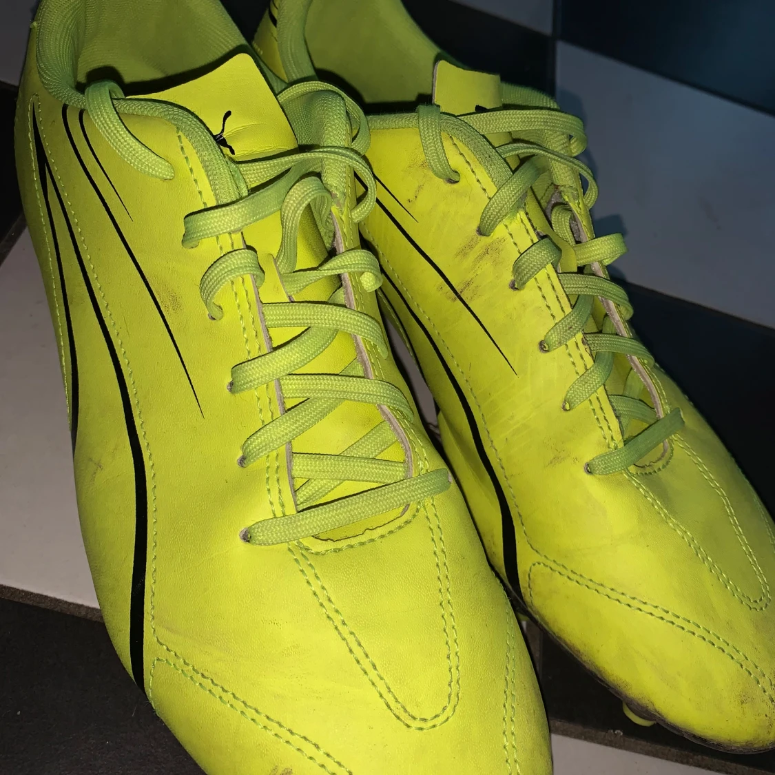 Neongula fotbollsskor från Puma - 1