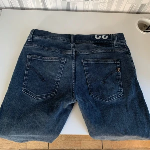 Dondup jeans - Tjena, säljer mina Dondup Jeans i den trendiga passformen slim fit. Jeansen är knappt använda, cond 8/10. Nypris: 3200kr, storlek W32 hör av er vid minsta intresse//Anton