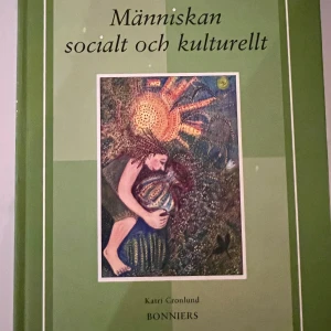 Människan socialt och kulturellt - Upptäck hur vi kan förstå och respektera varandra bättre! Den här boken ger insikter om möten mellan olika kulturer och grupper, med intervjuer och diskussionsfrågor. Perfekt för dig som vill lära dig mer om samhället och människors olikheter.