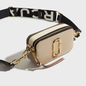 Marc Jacobs väska - Säljer nu min supersnygga Marc Jacobs väska💗 Väskan är endast använd ett fåtal gånger och är därav i jättebra skick!⭐️ Nypris 4500.