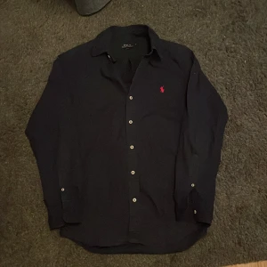 Ralph lauren skjorta - Säljer en skön Ralph lauren skjorta. Den är i M och har slim fit passform. Perfekt till sena sommar utekvällar🙌🍺