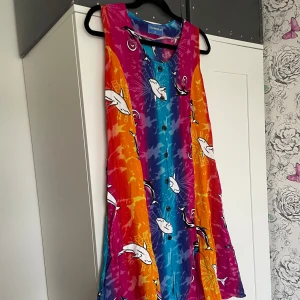 Hippie klänning  - Säkert min fantastiska hippie-klänning. Den har knäppning, ett band att justera midjan med och fickor i sidan. Klänningen är i XL men skulle säga att den är en M
